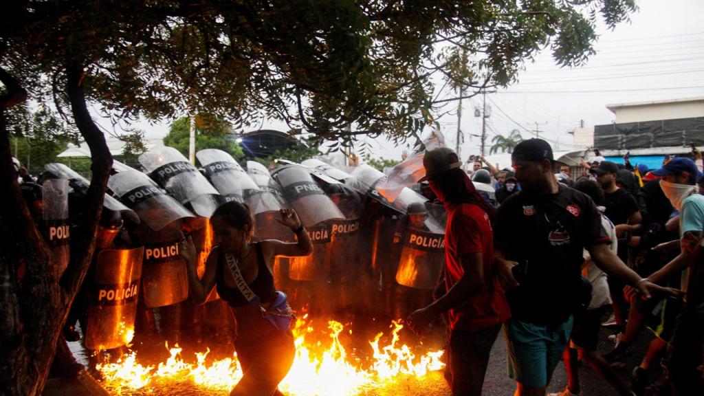 Los venezolanos salen a la calle a protestar contra Nicolás Maduro.