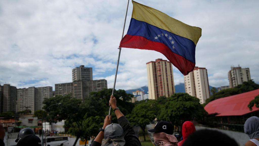 Los ciudadanos venezolanos protestan por todo el país denunciando fraude electoral.
