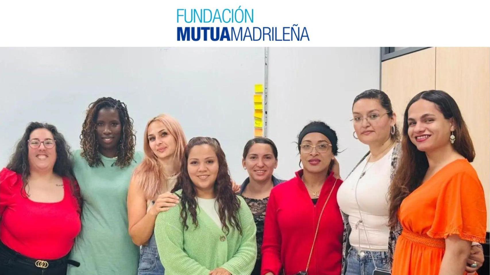 Mujeres participantes en el programa de itinerarios formativos de la Fundació SURT