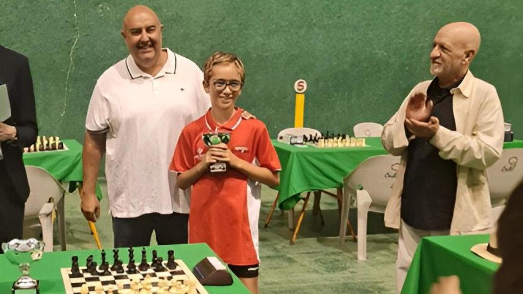 El ajedrecista zamorano Diego Campano recibiendo el premio en la categoría sub-14