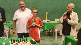 El ajedrecista zamorano Diego Campano recibiendo el premio en la categoría sub-14