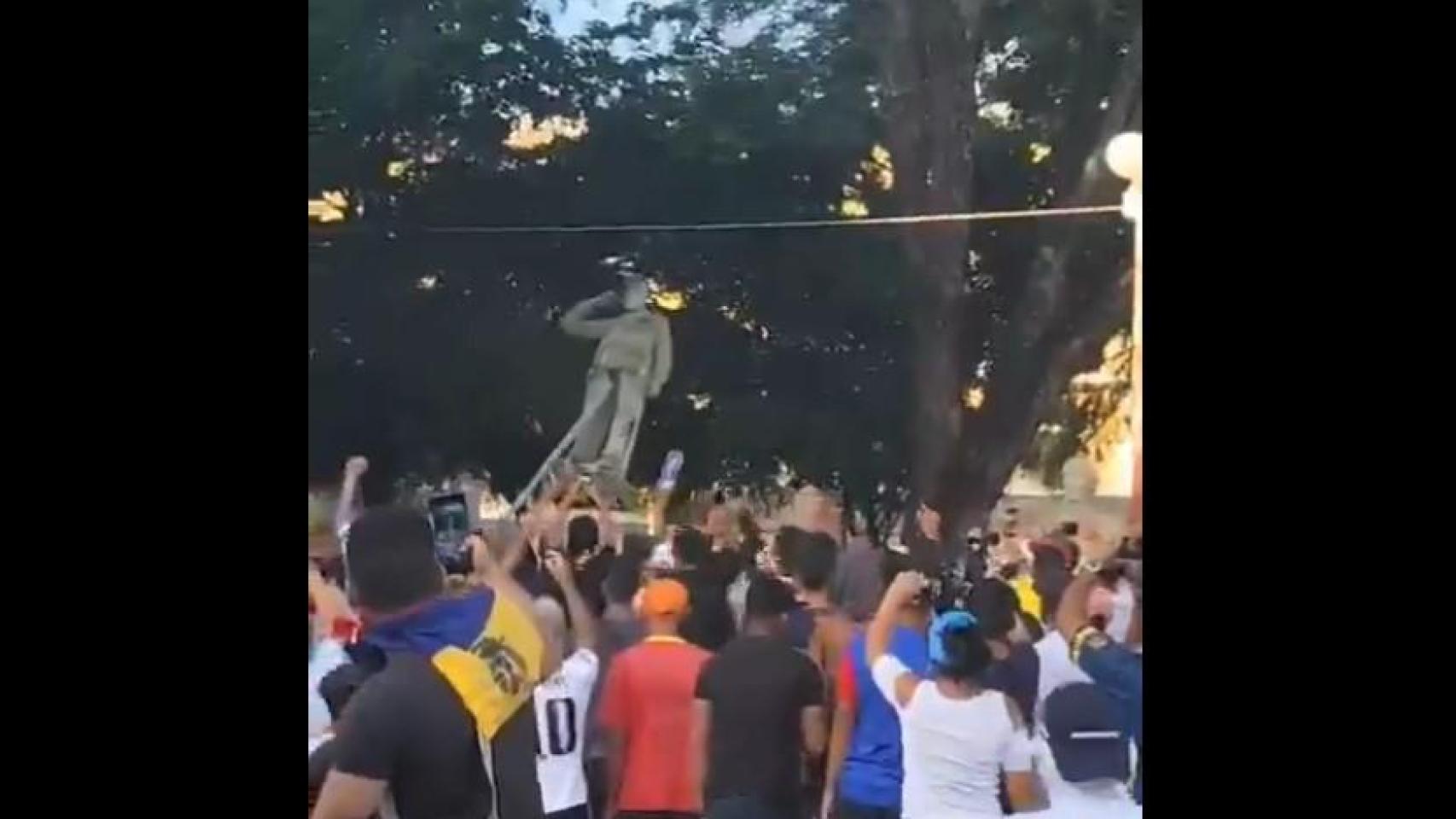 Momento en el que derriban un estatua de Chávez en Venezuela.