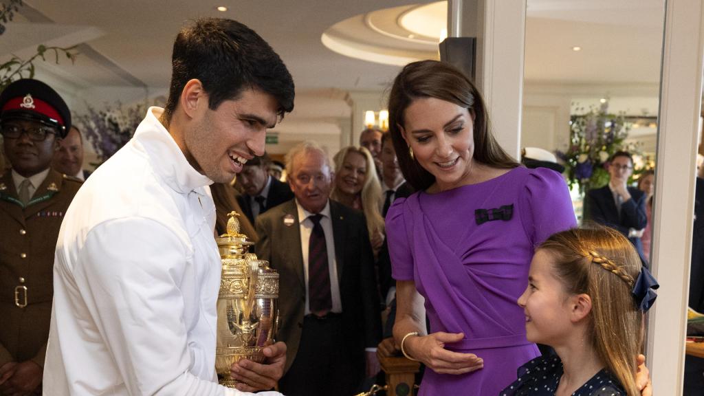 Carlos Alcaraz junto a la princesa de Gales y la princesa Charlotte en el torneo de Wimbledon 2024.