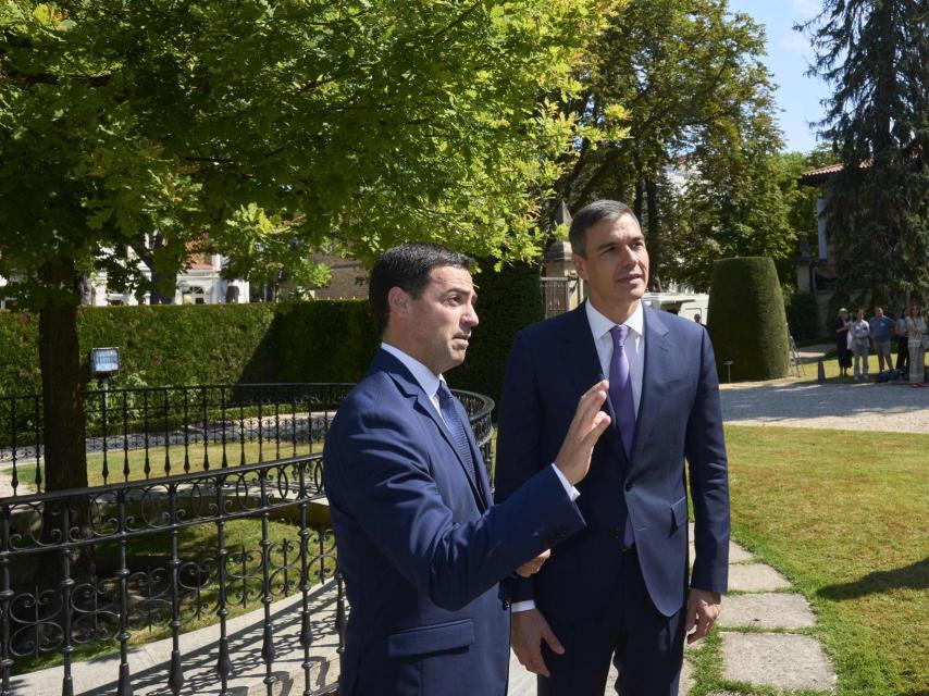 Pedro Sánchez, a su llegada al Palacio de Ajuria Enea, en Vitoria, donde le ha recibido el lehendakari Pradales.