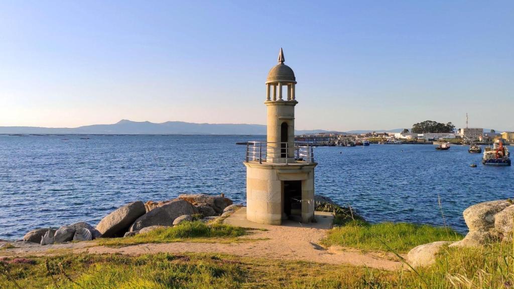 Escultura de un faro en Punta Moreiras