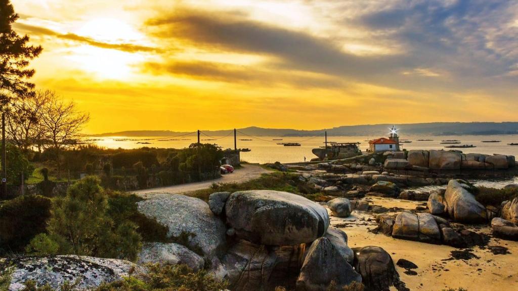 Atardecer sobre el Faro de Punta Cabalo