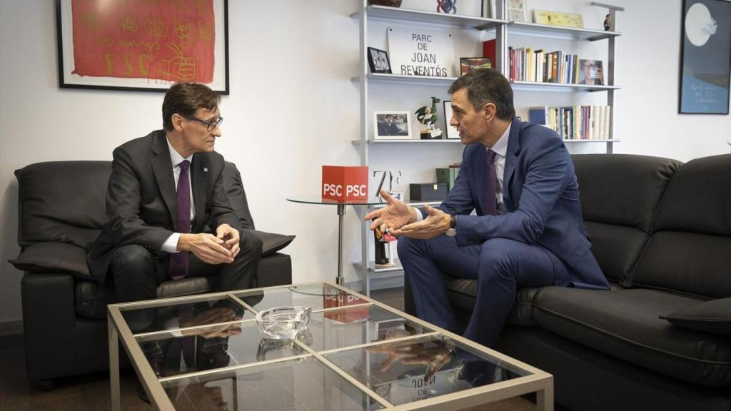 El presidente del Gobierno, Pedro Sánchez, y el primer secretario del PSC, Salvador Illa, reunidos en Barcelona en diciembre de 2023.