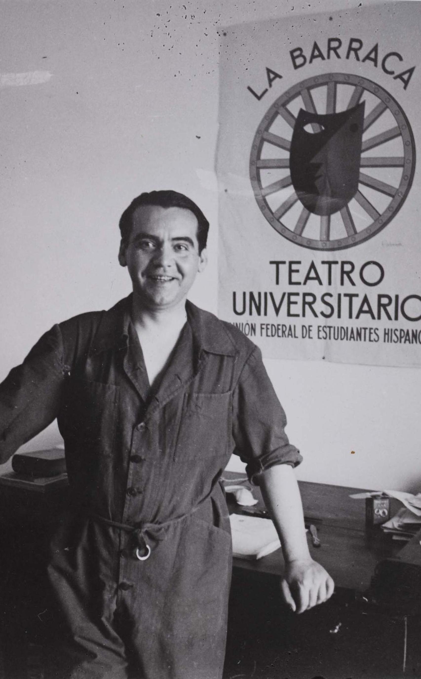 Federico García Lorca junto al cartel de La Barraca. Foto: Museo Reina Sofía