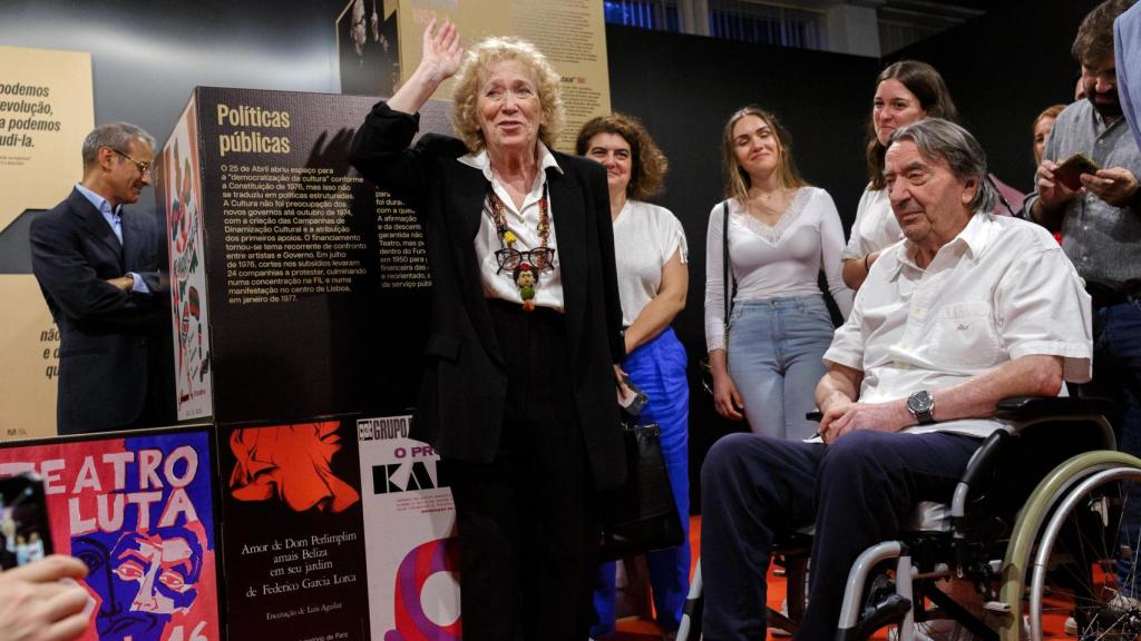 Maria do Céu Guerra (Centro) y Hélder Costa (derecha) en la inauguración de la exposición en Almada en homenaje a A Barraca. Foto: Patricia Pocao