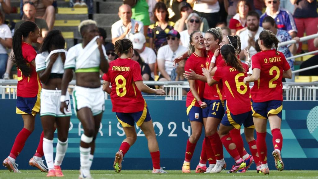 Las jugadoras de la selección española celebran un gol contra Nigeria.