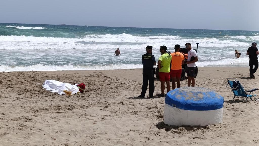 El cuerpo sin vida del menor sobre la playa de Las Sirenas (La Manga), pocos minutos después de haber sido localizado.