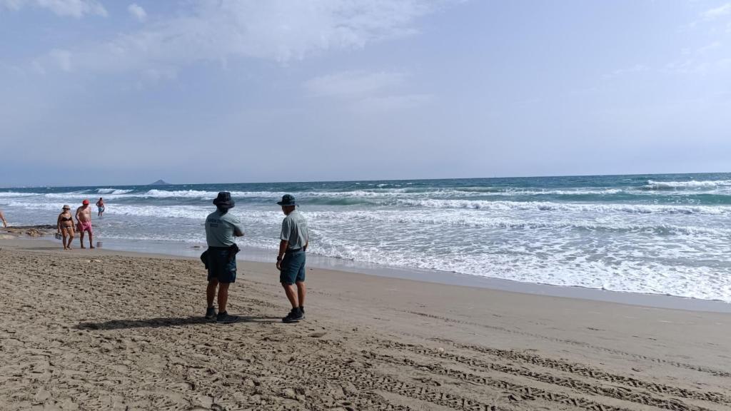Dos agentes del GEAS patrullan la playa de Las Amoladeras, en la que desapareció Emmanuel.