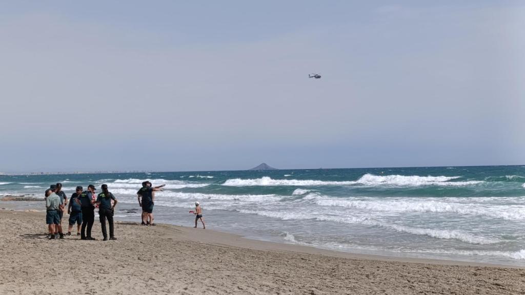 Agentes de la Guardia Civil patrullan la playa de Las Amoladeras, en la que desapareció Emmanuel.