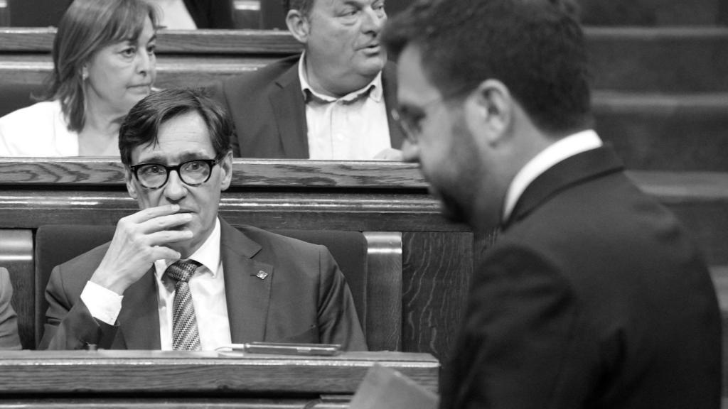 Salvador Illa y Pere Aragonès, en el último pleno del Parlament.