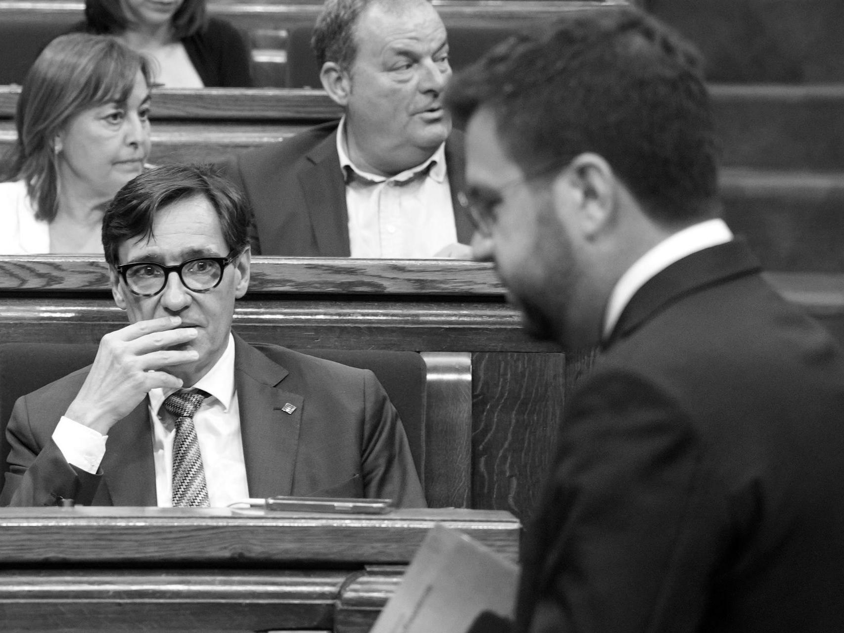 Salvador Illa y Pere Aragonès, en el último pleno del Parlament.