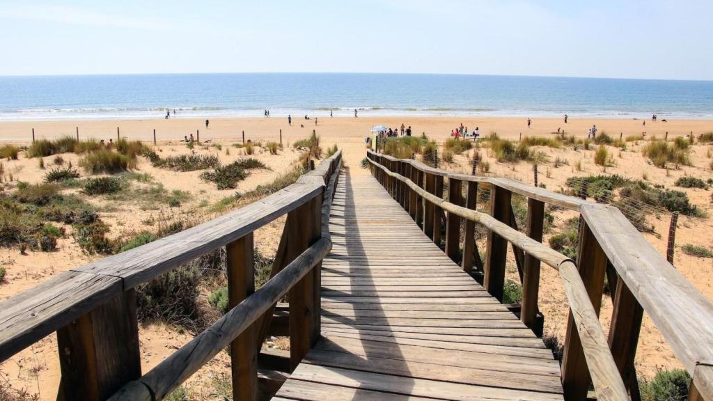 Acceso a la playa de Los Enebrales