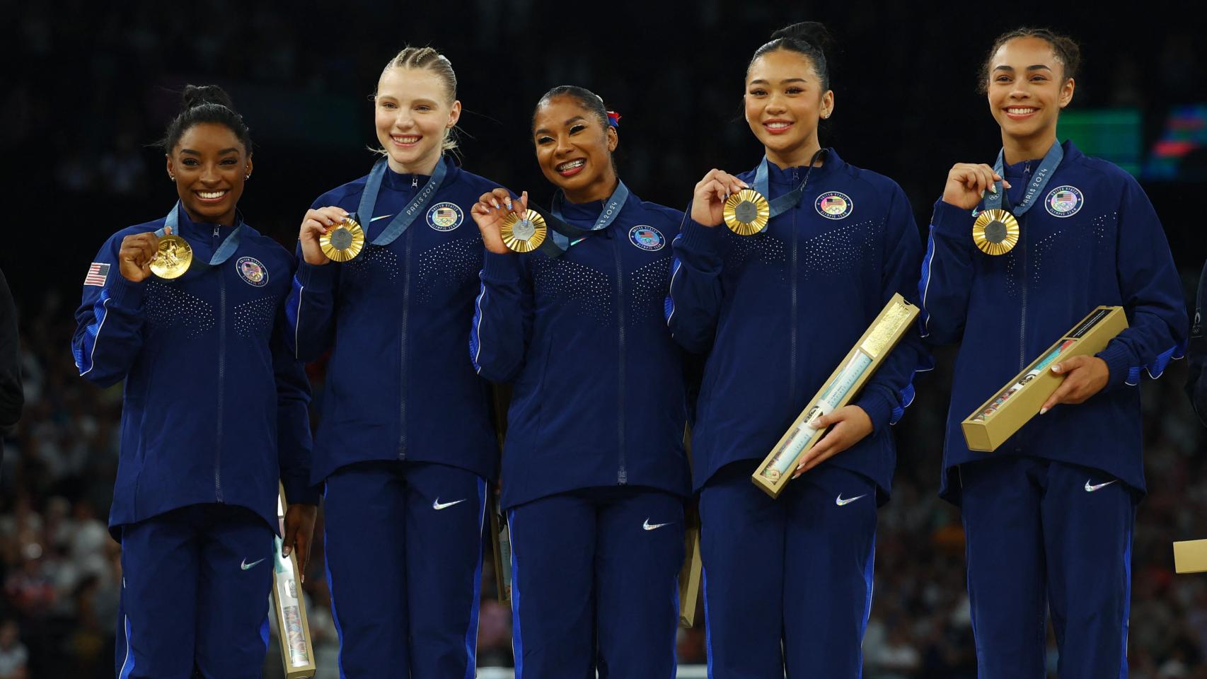 El equipo de gimnasia de Estados Unidos posa con el oro olímpico.