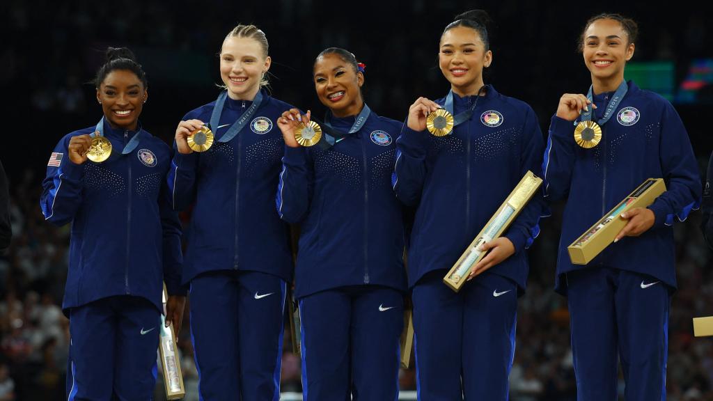 El equipo de gimnasia de Estados Unidos posa con el oro olímpico.