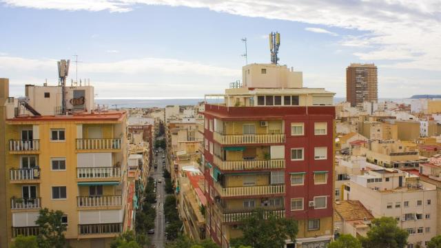 Bloques de viviendas en la ciudad de Alicante, en una imagen de Shutterstock.