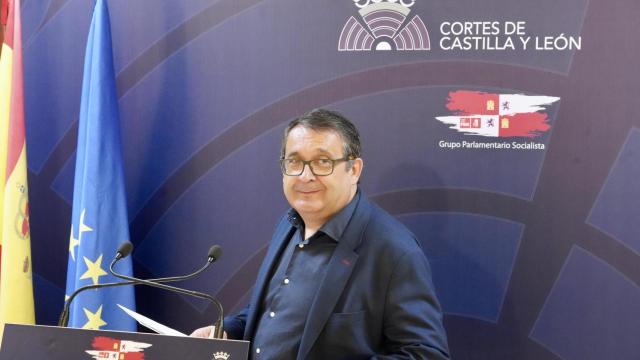 Juan Luis Cepa, durante una rueda de prensa en las Cortes