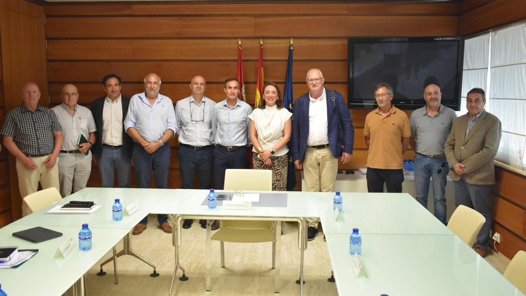 Imagen de la reunión de María González Corral con los representantes de Ferduero.