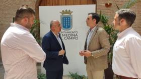 El subdelegado del Gobierno, Jacinto Canales, y el alcalde de Medina del Campo, Guzmán Gómez, durante su reunión de este martes