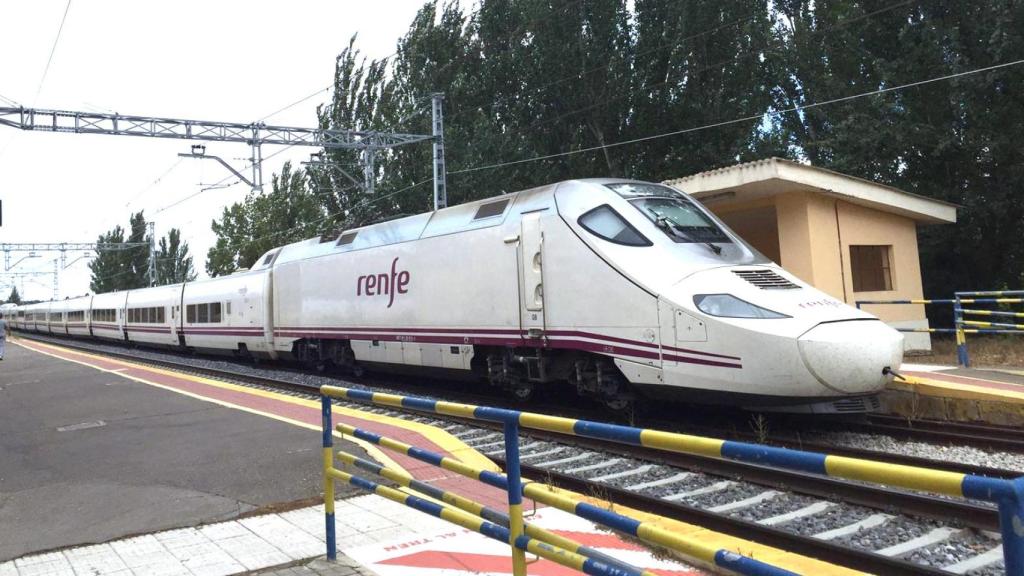 Tren que realizaba el trayecto Santander-Madrid, estacionado en Osorno (Palencia)