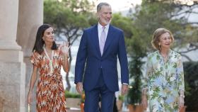 Letizia y Felipe junto a la reina Sofia durante la recepción en el Palacio Marivent de Mallorca.