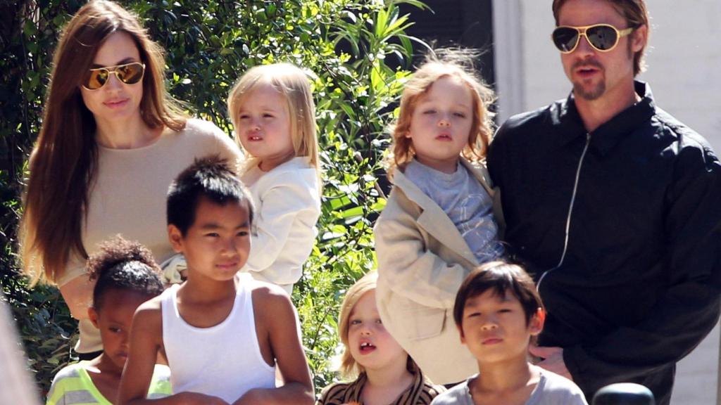 Angelina Jolie y Brad Pitt junto a sus hijos, en una imagen de archivo.