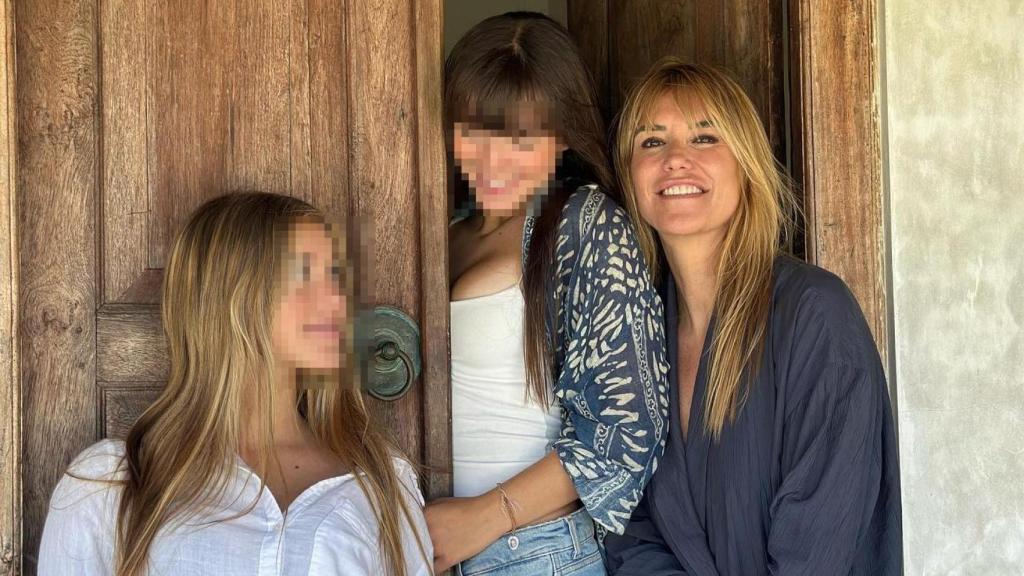 Raquel Meroño  junto a sus hijas, Daniela y Martina, en una imagen de redes sociales.