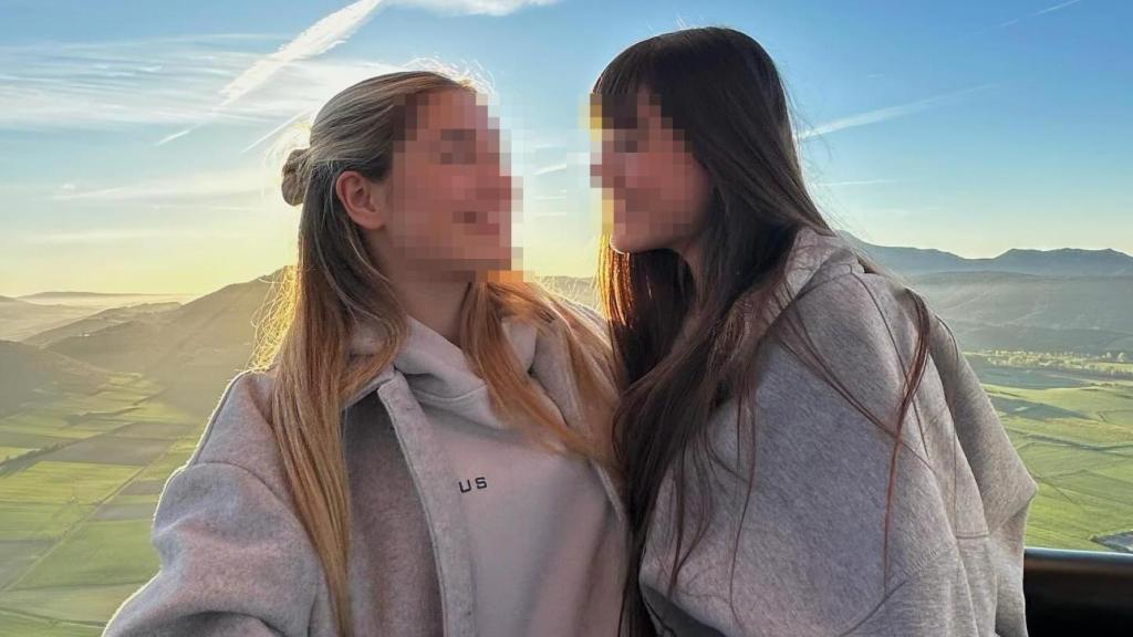 Martina y Daniela, las hijas mellizas de Raquel Meroño, en una imagen compartida en sus redes sociales.