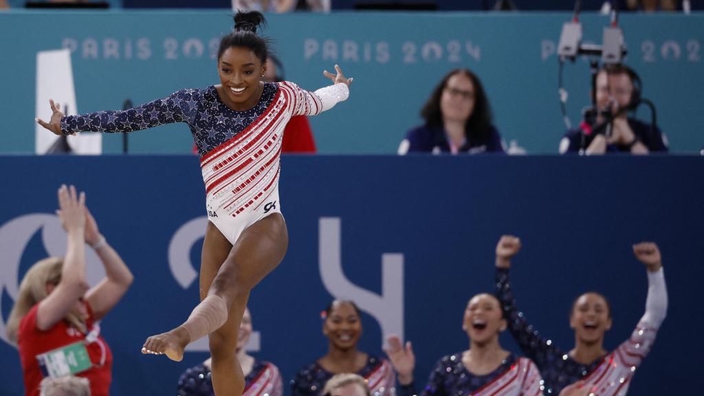 Simone Biles durante su competición en París.