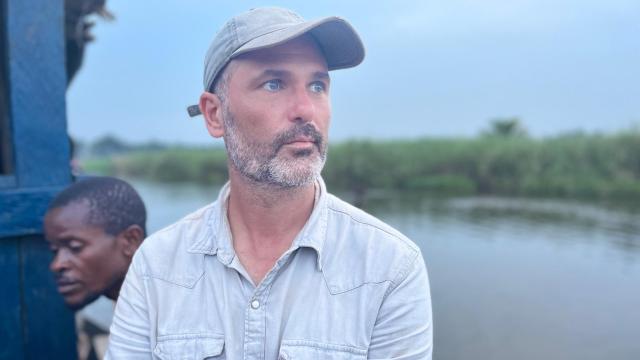 El escritor Xavier Aldekoa, durante su periplo por el Río Congo. Foto cedida por el autor