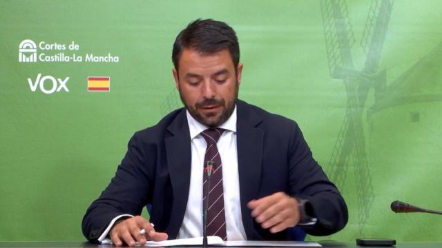 El portavoz del Grupo Parlamentario Vox en las Cortes de Castilla-La Mancha, Iván Sánchez, en rueda de prensa.