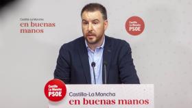 El diputado del grupo socialista en las Cortes de Castilla-La Mancha Antonio Sánchez Requena en rueda de prensa.