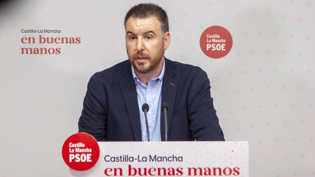 El diputado del grupo socialista en las Cortes de Castilla-La Mancha Antonio Sánchez Requena en rueda de prensa.