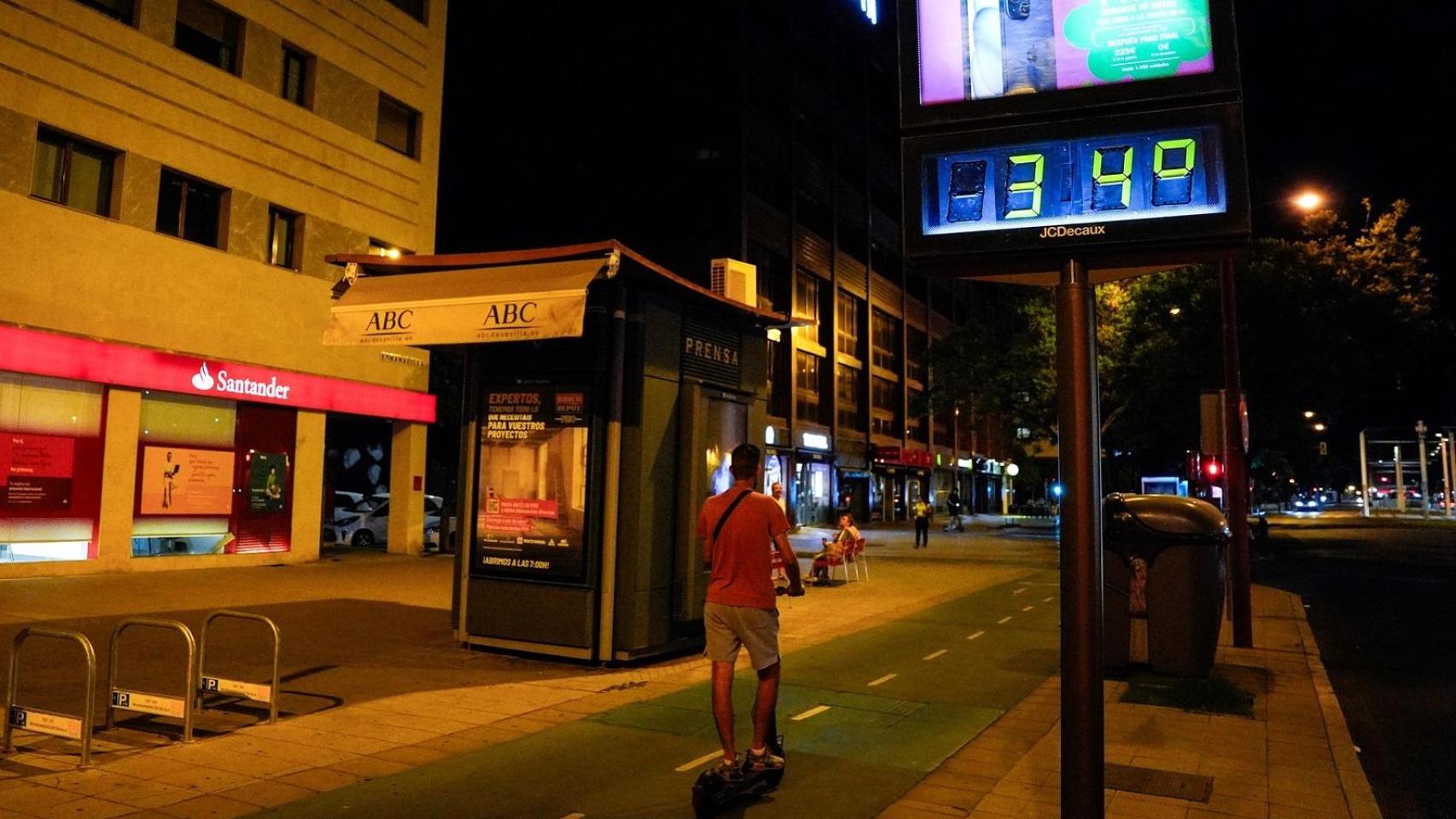 Imagen de archivo de un termómetro durante una noche infernal del mes de julio en Sevilla.