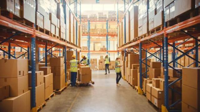 Empleados trabajando en el almacén de una empresa.