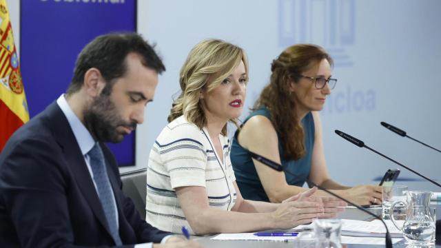 Carlos Cuerpo, Pilar Alegría y Mónica García, en la rueda de prensa posterior al Consejo de Ministros.