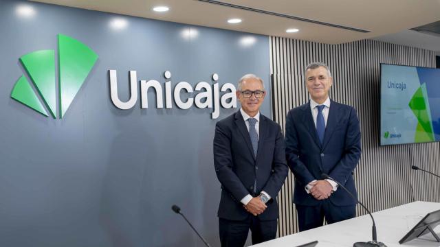 Isidro Rubiales, consejero delegado de Unicaja, y Pablo González,  director general de Finanzas.