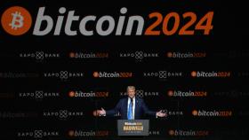 El candidato republicano y expresidente estadounidense Donald Trump habla en el evento Bitcoin 2024 en Nashville, Tennessee.