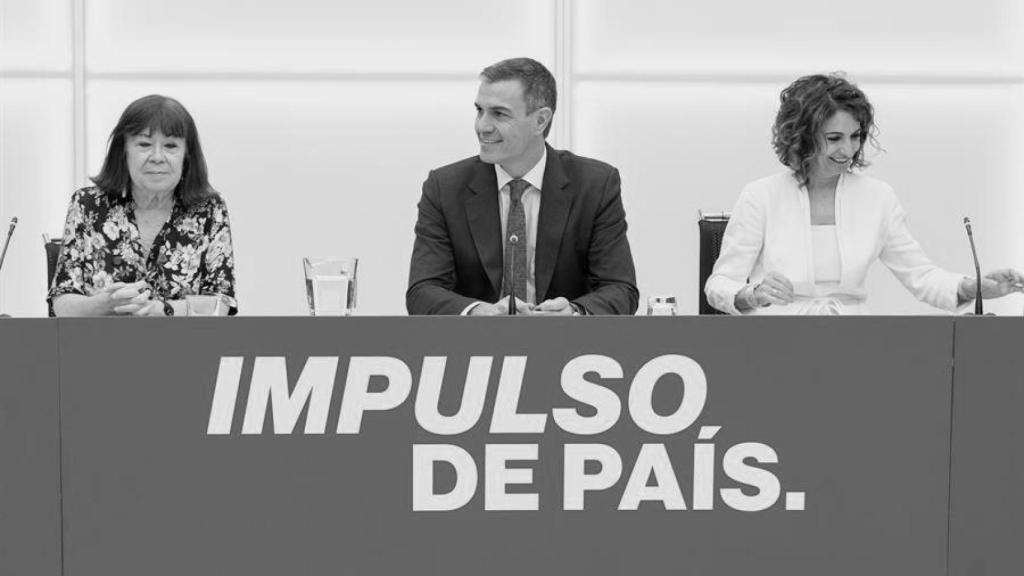 Cristina Narbona, presidenta del PSOE; Pedro Sánchez, secretario general del PSOE y María Jesús Montero, vicesecretaria general del PSOE, durante la ejecutiva del partido este martes.