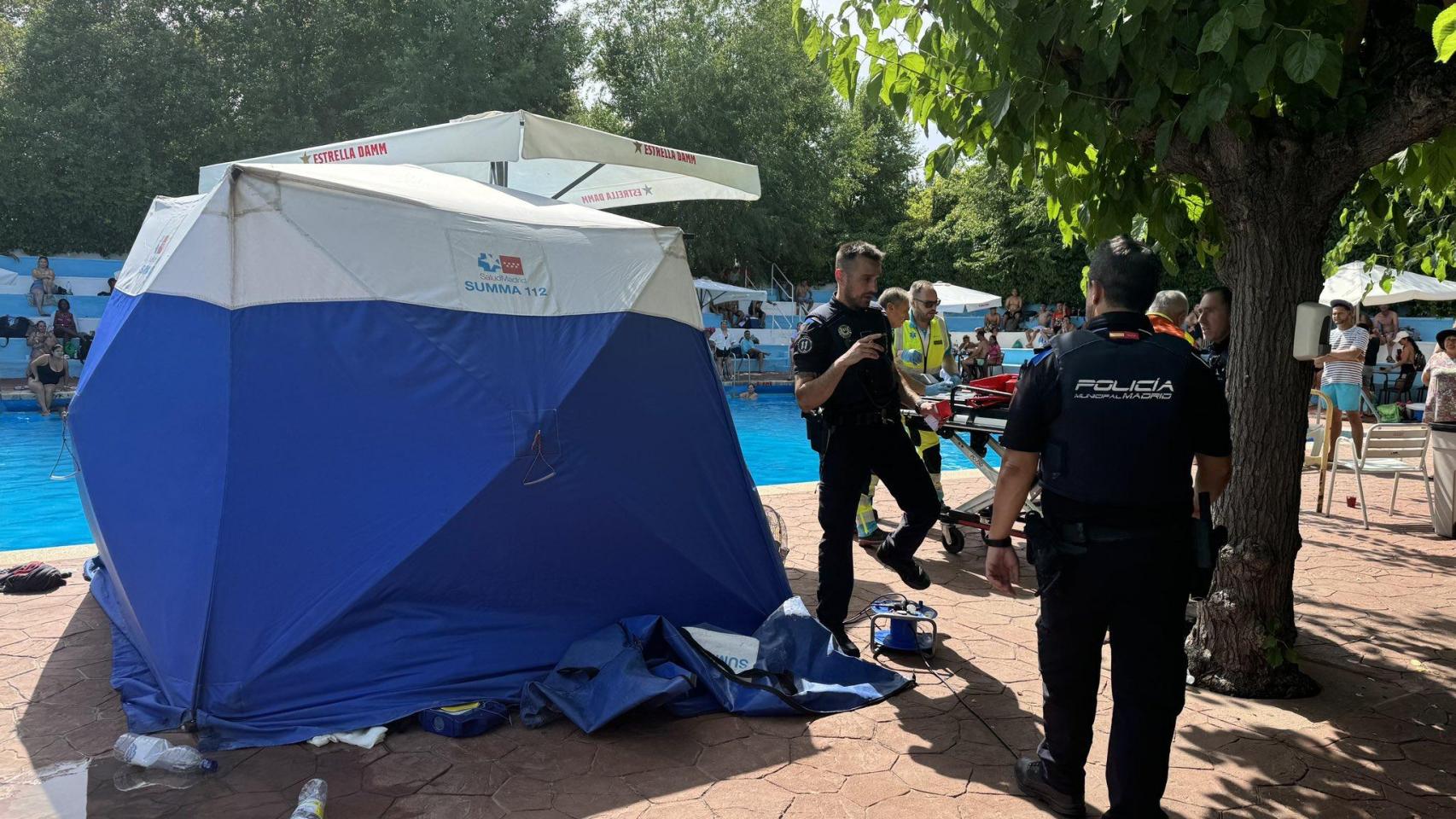 Agentes de Policía y sanitarios en una piscina de Carabanchel.