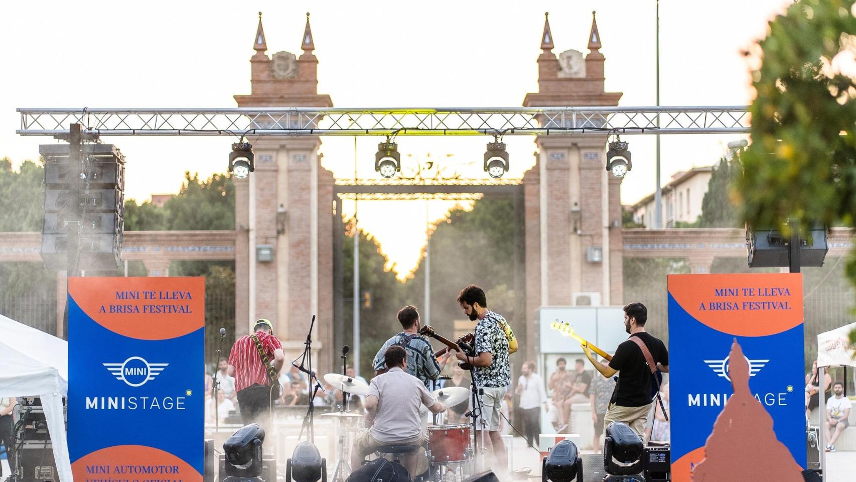 Un grupo de música tocando en el 'Brisa en tu barrio' 2024.