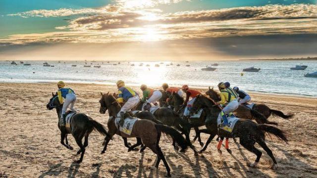 Carrera de caballos en la playa de Sanlúcar de Barrameda.