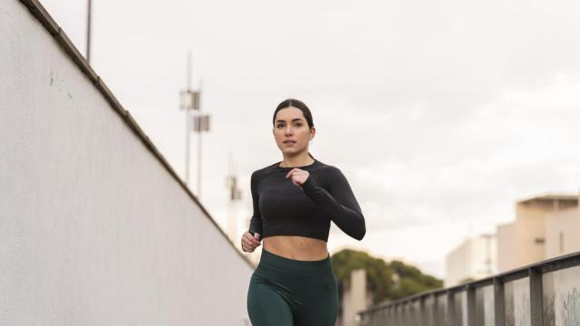 Mujer corriendo.