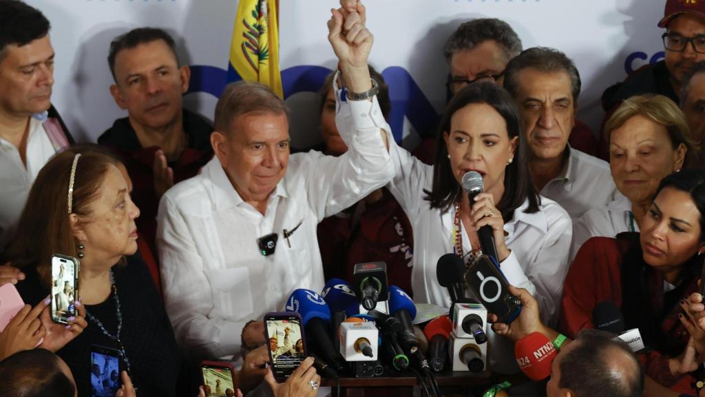 El candidato opositor de Venezuela, Edmundo González Urrutia, junto a la activista María Corina Machado.