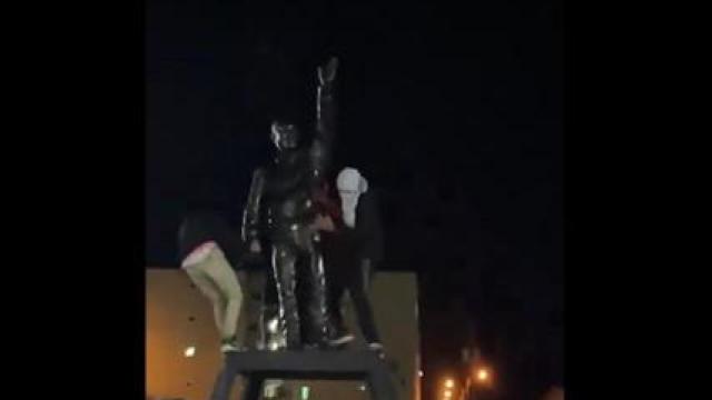 Momento en el que derriban un estatua de Chávez en Venezuela.
