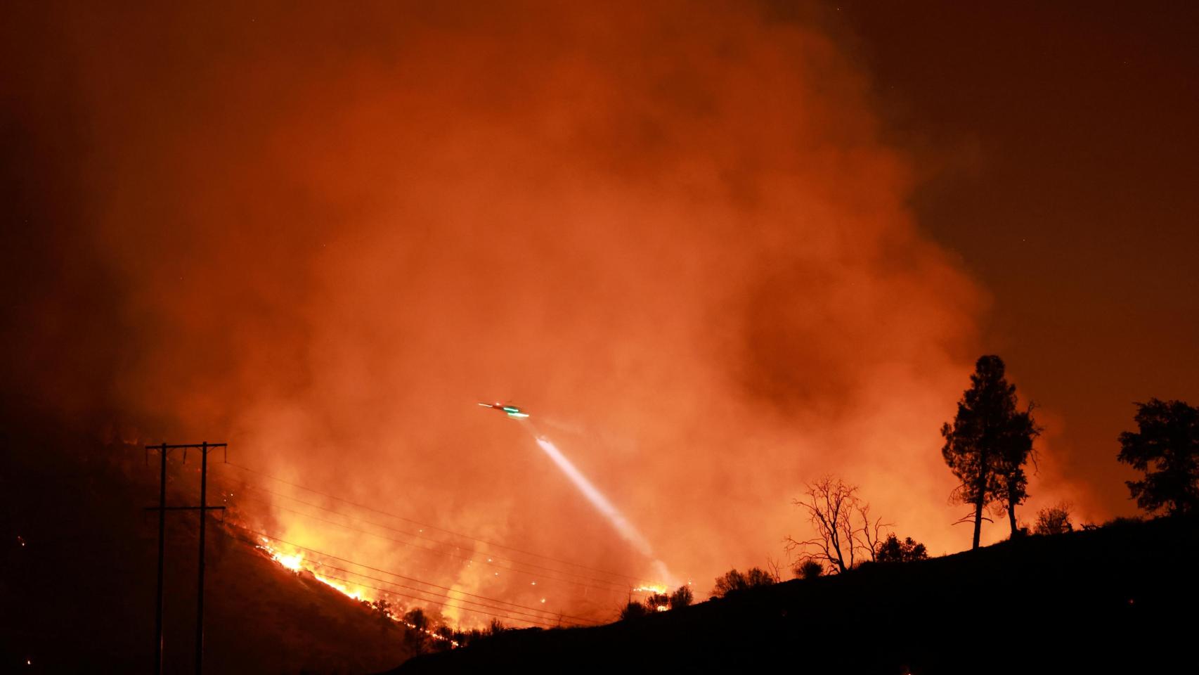 Bomberos trabajando en la extinción de los incendios de California, en Estados Unidos.