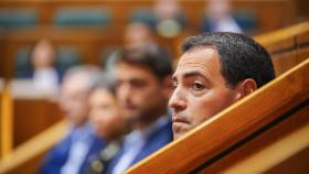 Imanol Pradales, en su escaño en el Parlamento Vasco.
